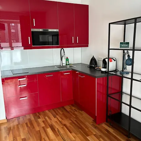 White Glove Neptun Stare