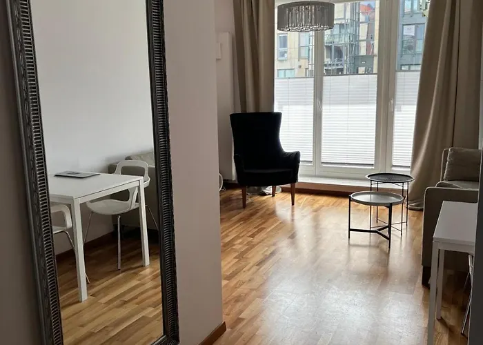 White Glove Neptun Stare