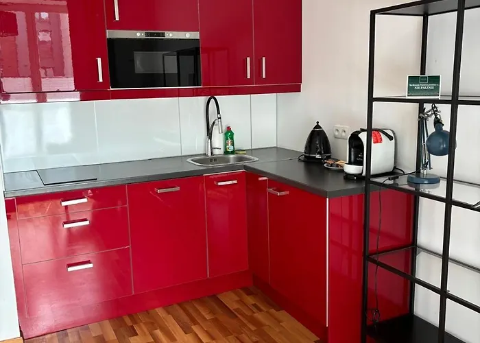 White Glove Neptun Stare